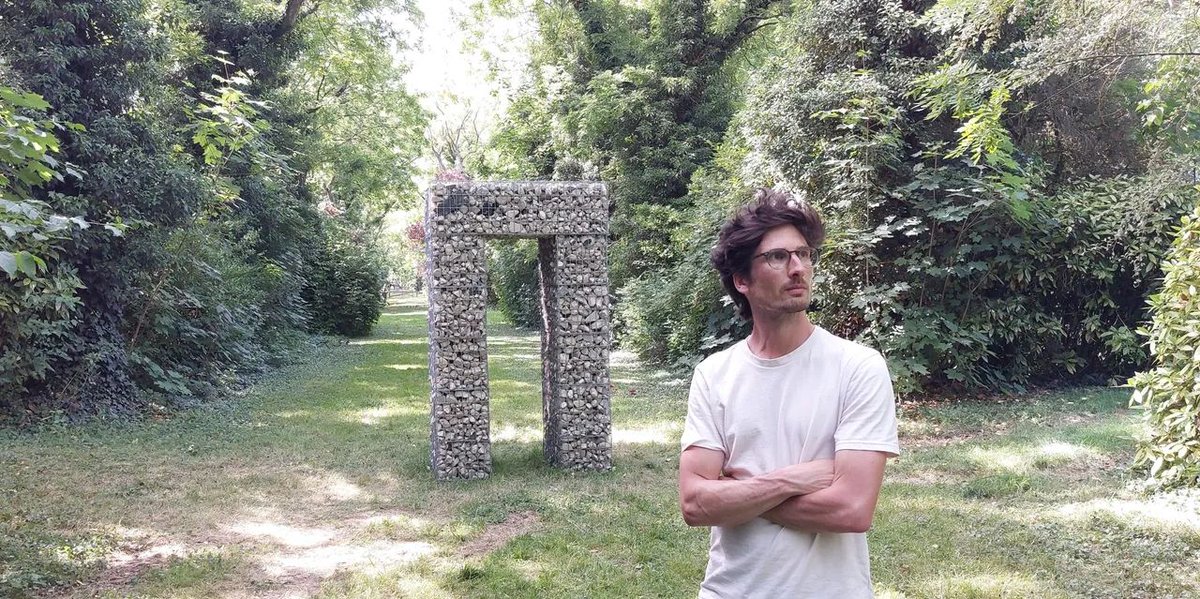 FC_actu's tweet photo. L'immense cimetière parisien de Pantin accueille pendant six mois des œuvres contemporaines, le long d'une de ses allées. En entrant en dialogue avec les sépultures, l'exposition permet de "faire vivre le patrimoine funéraire" selon un historien de l'art.
https://t.co/RvNOfrtebt https://t.co/whvPYExZ2c