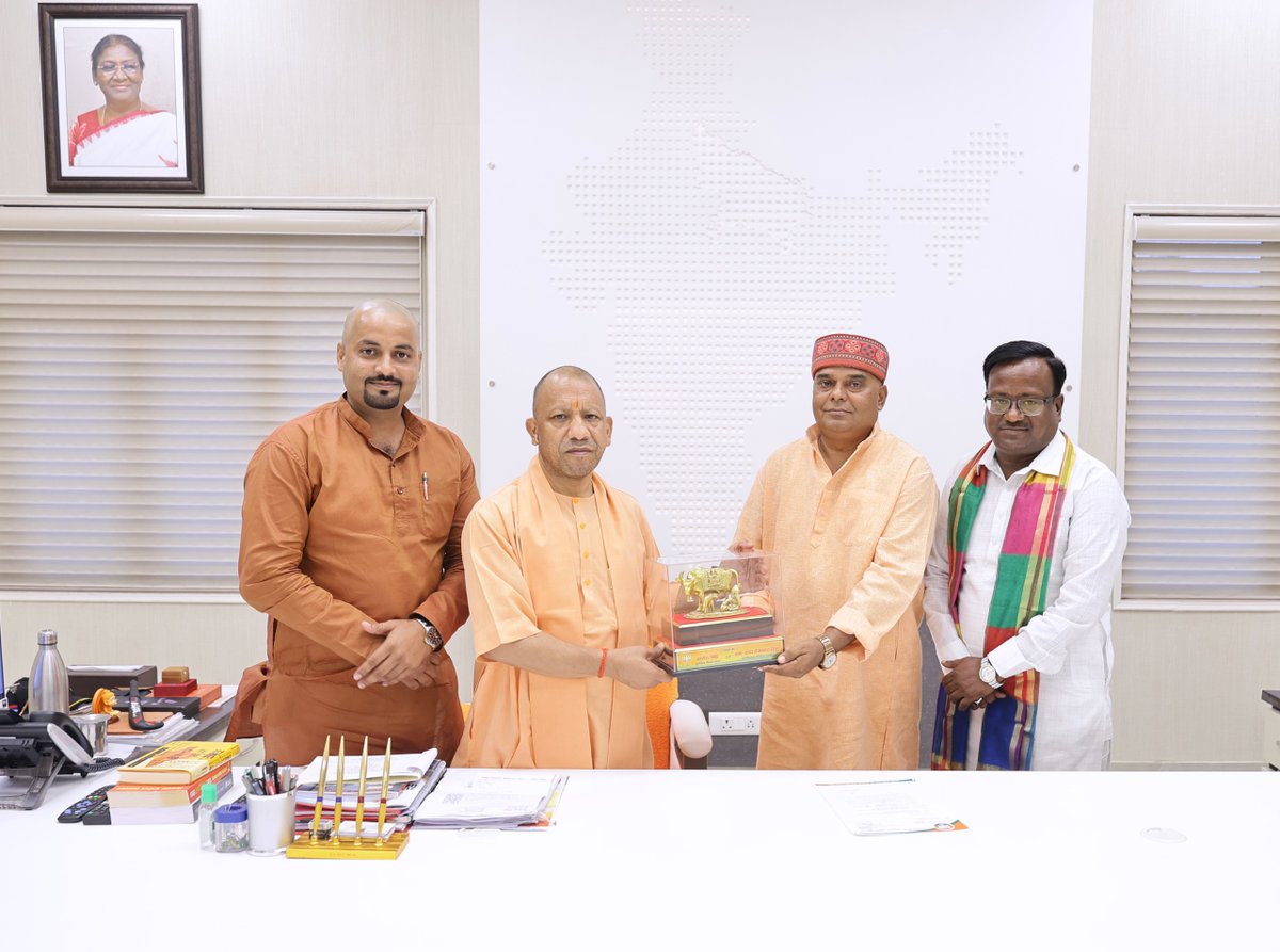 myogioffice's tweet photo. मुख्यमंत्री श्री @myogiadityanath जी महाराज से आज लखनऊ में जनपद अमेठी के गौरीगंज विधान सभा क्षेत्र के पूर्व विधायक स्व. तेजभान सिंह जी के भतीजे श्री राजेश सिंह जी ने शिष्टाचार भेंट की। https://t.co/R4q7zSzvxl