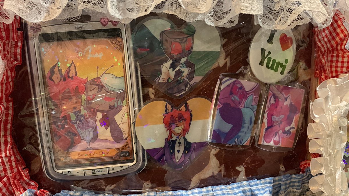 Veesarts's tweet photo. Here’s some more close ups
I plan on adding a lot more keychains and stuff as I go but it’s everything I wanted and more https://t.co/kw5Oqsj3v3