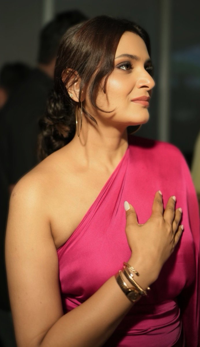 actressnation4u's tweet photo. It's a pink 😉

#DivyaPillai https://t.co/INZ3vzdq59