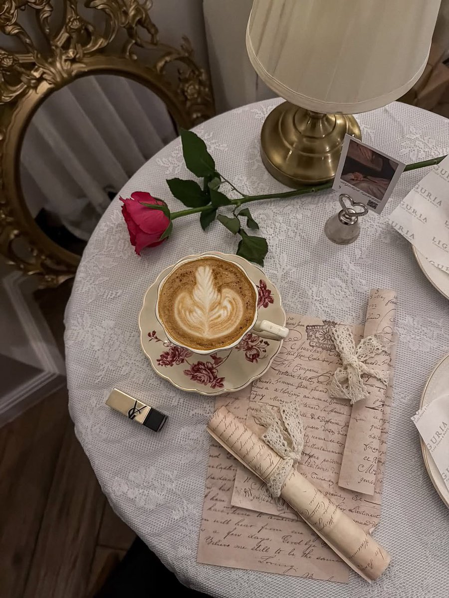 gy__mi's tweet photo. ثمة دفء لا يأتي إلا من الأماكن التي نحبها
ونتواجد فيها ☕️🤎 https://t.co/AZ82iPCOah