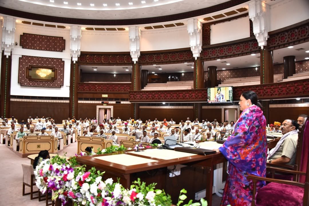 VasundharaBJP's tweet photo. राजनीति की लक्ष्मण रेखा से बहुत बड़ी है इंसानियत की भावना!

जब मैं कांग्रेस के पूर्व सांसद डॉ. अबरार अहमद जी के निधन के बाद कांग्रेस कार्यालय पहुंची तो कई लोगों ने कहा, ’आप मुख्यमंत्री हैं, आपका कांग्रेस कार्यालय जाना उचित नहीं।’ मैंने कहा, राजनीति की लक्ष्मण रेखा से बहुत बड़ी है इंसानियत की भावना। लोकतंत्र में विचारधाराएँ अलग हो सकती हैं, लेकिन संवेदनाएँ और मानवीय मूल्य सदैव सर्वोपरि रहते हैं।

#Rajasthan #RajasthanVidhansabhaAt75 #RajasthanAssembly2026