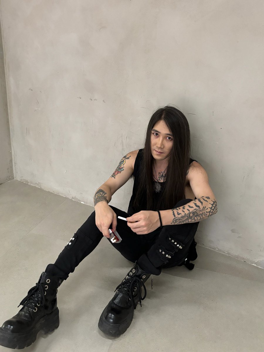 vanmacool's tweet photo. 2018👉🏻2026，8年从鲜肉变成中登了，那时候还有没有长发男还是个小众且没有贬义的词语😂 https://t.co/znqScebF1S