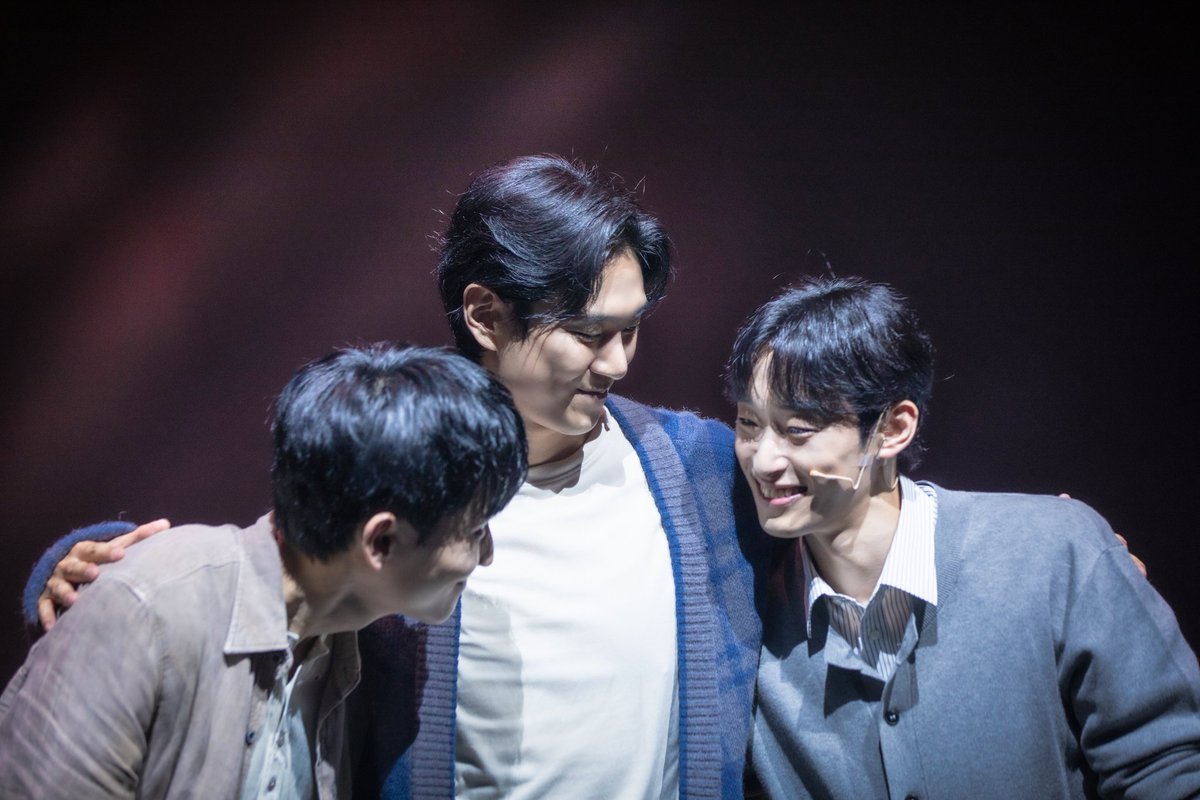 lls49m's tweet photo. 260715 공명
커튼콜²
태석 #김의환
공명 #공성현
채운 #나재엽
—
이젠 돌려줄게요, 당신의 오랜 후회를. https://t.co/jO5P6d9Trb