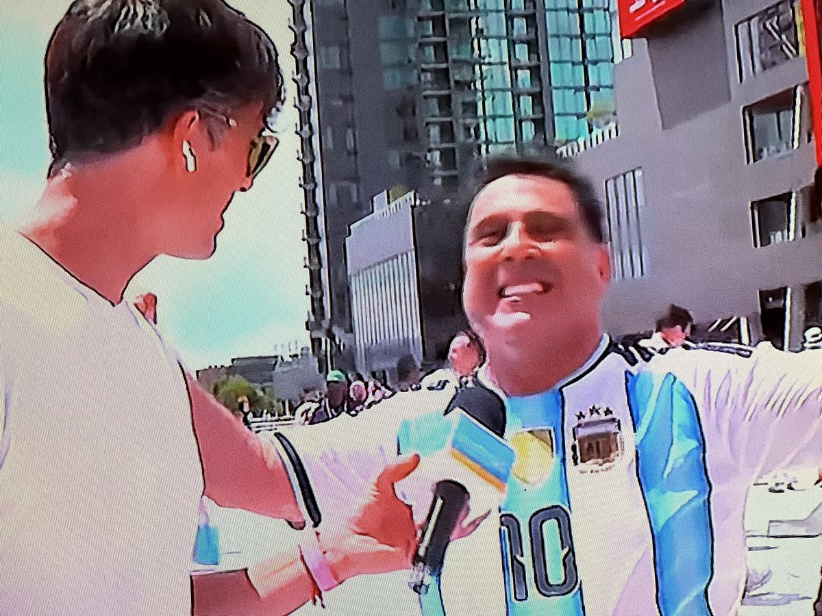 mrhitchcok's tweet photo. A un chileno que se pone la camiseta argentina deberían quitarle el pasaporte. https://t.co/czMifiphGL
