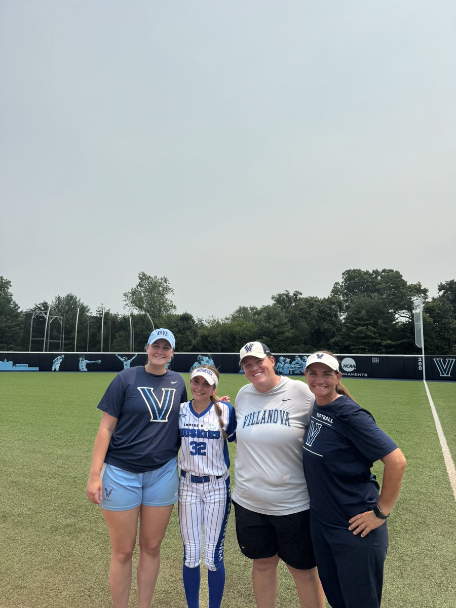 jadametzger18's tweet photo. Loved being back on campus for @VUSoftball camp!!! Big thank you to @bridgetorchard @GLuety @gracefagan31 and Villanova players for an amazing two day camp! I had the best time and can’t wait to come back!! Go Cats💙🤍

#elevate #GDTBAH #DogsUp
 
@Johnknopf10 @EStateHuskies @esh16UHarris @CoachPenny_OLY @CoachJoeHuskies @AllStarBatting1