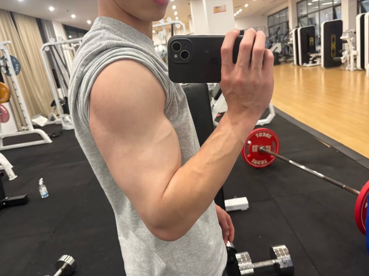 Krisnld8's tweet photo. 找野爹展示生殖器 最好反光黑袜臭脚一脚踢我狗篮子上给精液踢出来 https://t.co/ZjeQhxoa33