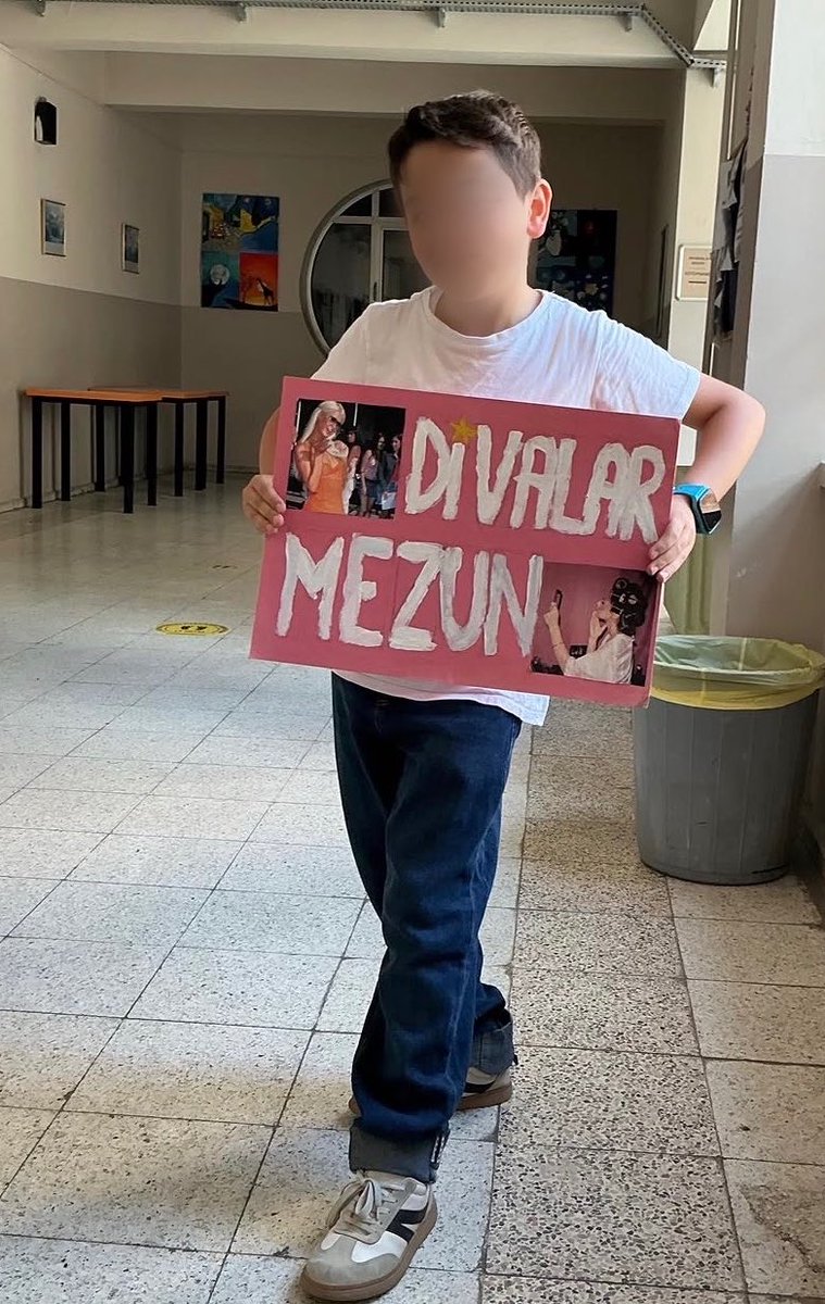 ozlemdogan_'s tweet photo. Kocaeli’nde devletin ilkokulunda yaşı küçük bir erkek öğrenci herkesin gözü önünde siyonist proje Manifest’in şarkısı eşliğinde kadın dansı yapıyor, peki okulun yöneticileriyle öğretmenleri ne yapıyor? Uyuyorlar mı yoksa LGBT’ye itilen zavallı çocuğa alkış mı tutuyorlar? https://t.co/7jcmdUmBY4