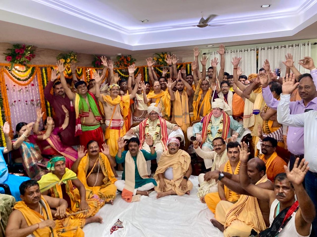 KiritkrJPatel's tweet photo. महाप्रभु श्री जगन्नाथ जी की पावन रथयात्रा के शुभ अवसर पर इफको इकाई पारादीप में आयोजित कार्यक्रम में श्री दिलिप संघाणी जी, अध्यक्ष, इफको व इफको परिवार के साथ सम्मिलित होकर प्रभु के श्रीचरणों में अपनी श्रद्धा अर्पित करने का सौभाग्य प्राप्त हुआ।

रथयात्रा की पूर्व संध्या पर सम्पन्न राजाभिषेक पूजन में सहभागिता करते हुए महाप्रभु श्री जगन्नाथ जी का दिव्य आशीर्वाद प्राप्त किया। प्रभु से प्रार्थना है कि वे समस्त देशवासियों, किसान भाइयों-बहनों तथा इफको परिवार पर अपनी असीम कृपा बनाए रखें और सभी के जीवन में सुख, समृद्धि, उत्तम स्वास्थ्य, शांति एवं मंगल का संचार करें। 

महाप्रभु श्री जगन्नाथ जी की कृपा हम सभी पर सदैव बनी रहे। जय जगन्नाथ! 

@Dileep_Sanghani @IFFCO_Coop