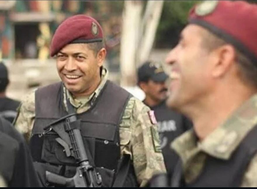 vefa1224's tweet photo. Vatanı için kendini, ailesini, sevdiklerini düşünmeden bastı tetiğe ŞEHİT olacağını bile bile... Ruhun şad olsun Şehidim! Şehit Astsubay Ömer Halisdemir'e Selam Olsun! Vatan Kadar Özlemle! 15 Temmuz 2016 tarihinde Darbe Girişimi Sırasında Özel Kuvvetler Komutanlığı'nda Şehit Düşe https://t.co/yq3DRBOpjQ