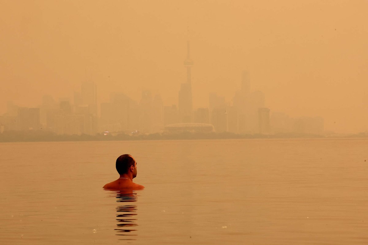 SteveRussell's tweet photo. The view of the Northern Ontario forest fire haze engulfing the Toronto Skyline from Humber Bay Park West.
#ForestFire #TorontoHaze #TheBigSmoke #Toronto https://t.co/NCvWypx2Of