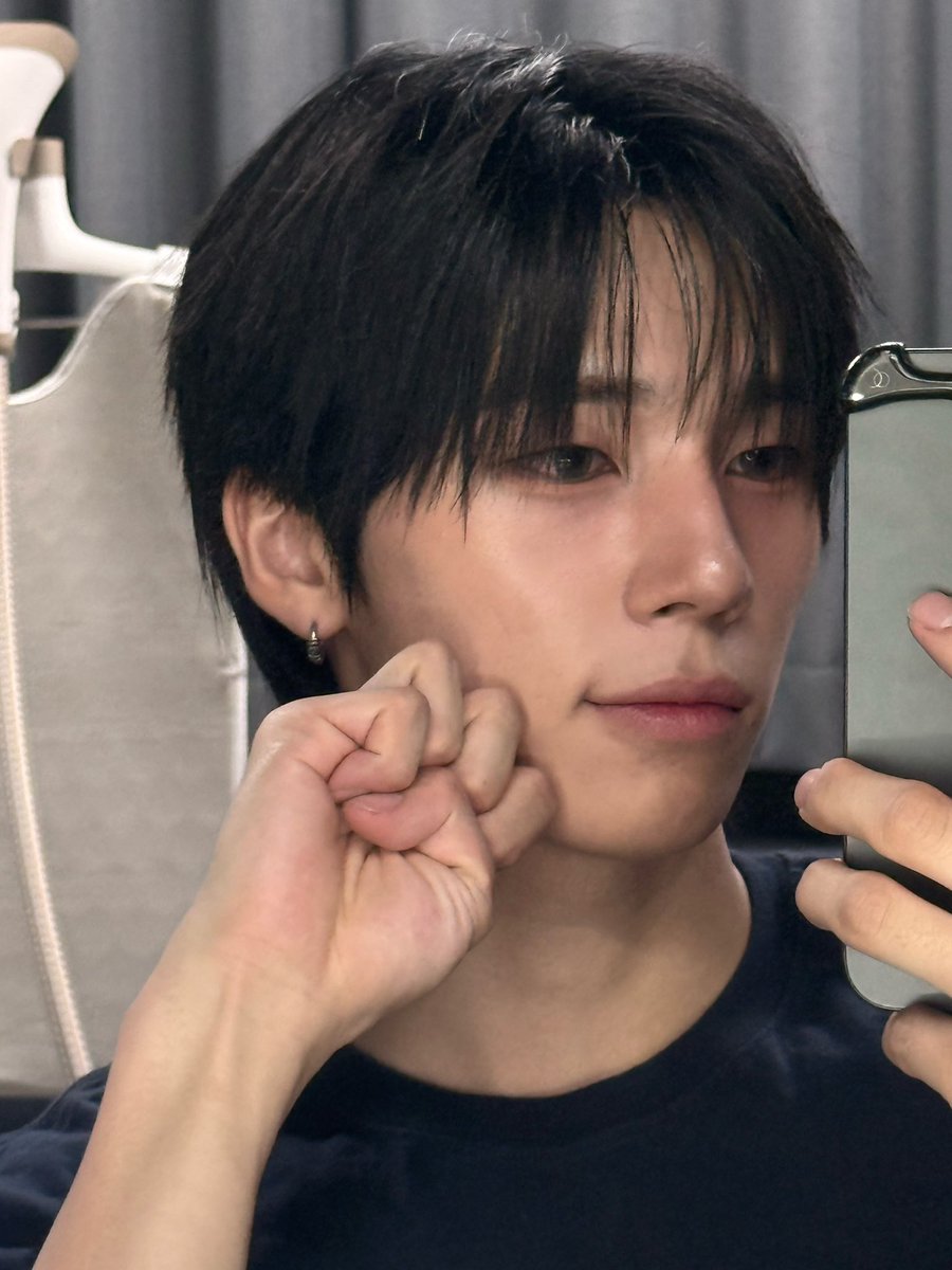geoniechip's tweet photo. geon feeding us well with these selcas cuz he found his makeup pretty i #agree https://t.co/krtWSyIJeH