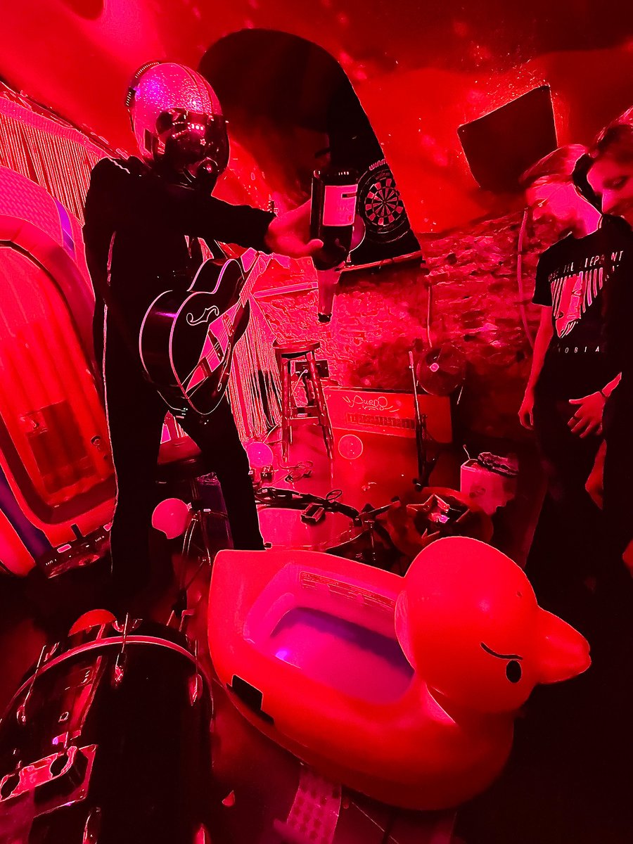 RockstageRiot's tweet photo. Gestern im Dreikönigskeller in Frankfurt am Main: Die US-amerikanische One-Man-Band BOB LOG III unterhält die Gäste im gut besuchten Club mit seinem trashigen Garage-Rock'n'Roll sowie diversen Showeinlagen - Entertainment galore! 😂😍🎉#boblog #boblogIII #garagerock #rocknroll https://t.co/yGA5p0OmBZ