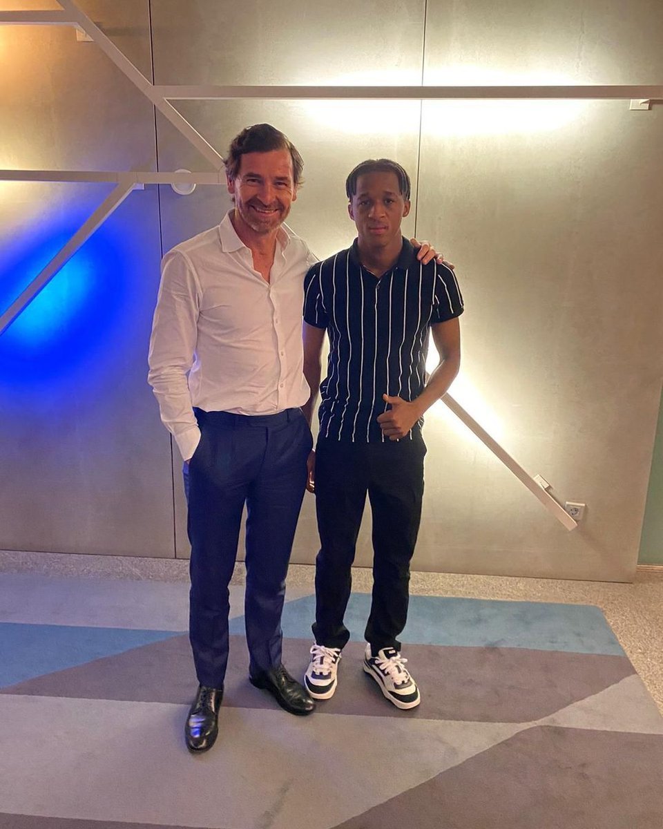 TribunalDragao's tweet photo. Os pais passaram uma procuração em que transferiram todos os poderes legais (inclusive a guarda) para um dos empresários.

AVB denunciou o caso à FPF, à UEFA e à FIFA. Fez tudo contra um caso claro de tráfico de menores.

O miúdo sempre foi o menos culpado. Vítima, não vilão. https://t.co/8aN40eDXvX