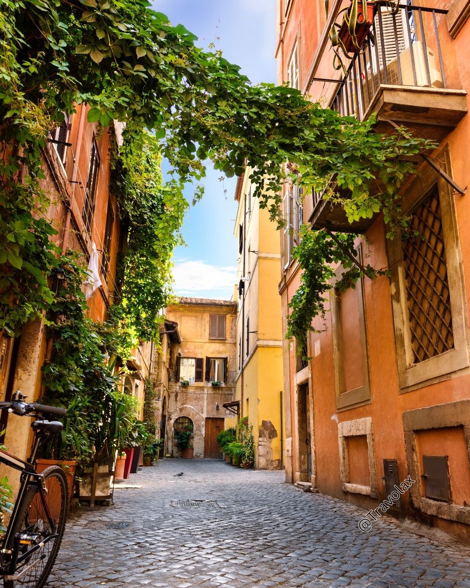travolax's tweet photo. Nothing beats a quiet morning walk through Trastevere neighborhood in Rome, Italy. https://t.co/RmTRMB9lTE
