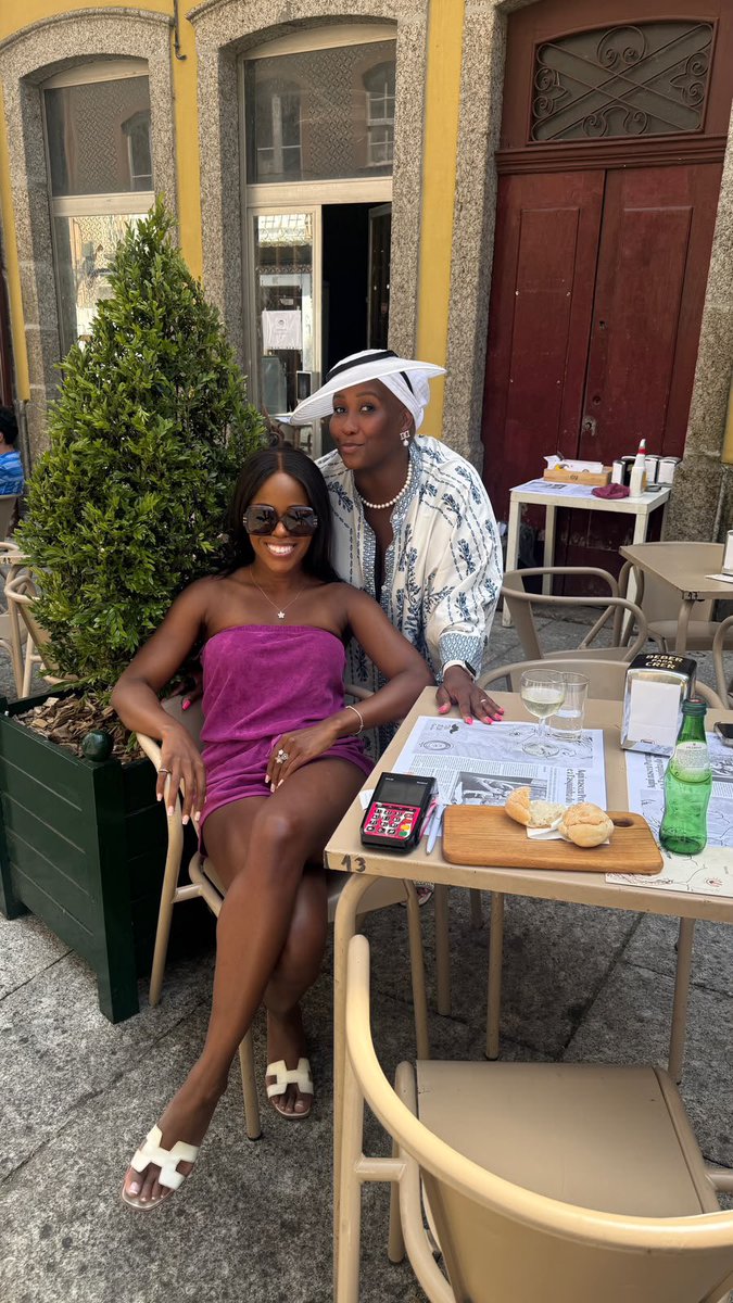 Madamecaramel's tweet photo. Living my best life with Billie in Portugal ❤️❤️❤️🇵🇹 https://t.co/ffJ71IKqT7