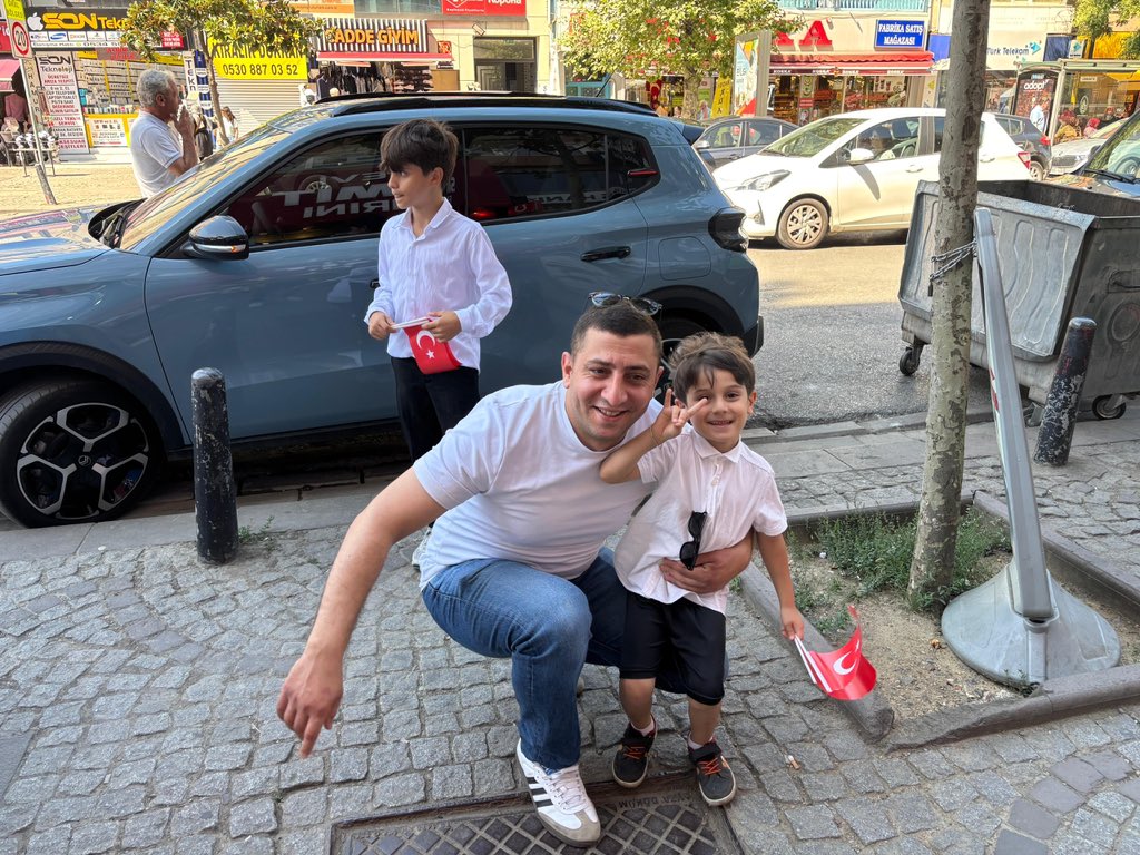 Ocakumraniye's tweet photo. Ümraniye Ülkü Ocakları İlçe Başkanlığı olarak, Ocak Başkanımız Sayın Ömer Özer öncülüğünde; 15 Temmuz Demokrasi ve Millî Birlik Günü kapsamında ilçemizde vatandaşlarımıza Türk bayrağı dağıttık.

Rabbim devletimizi ve milletimizi her türlü ihanetten muhafaza eylesin.🇹🇷 https://t.co/uXAT0hopki