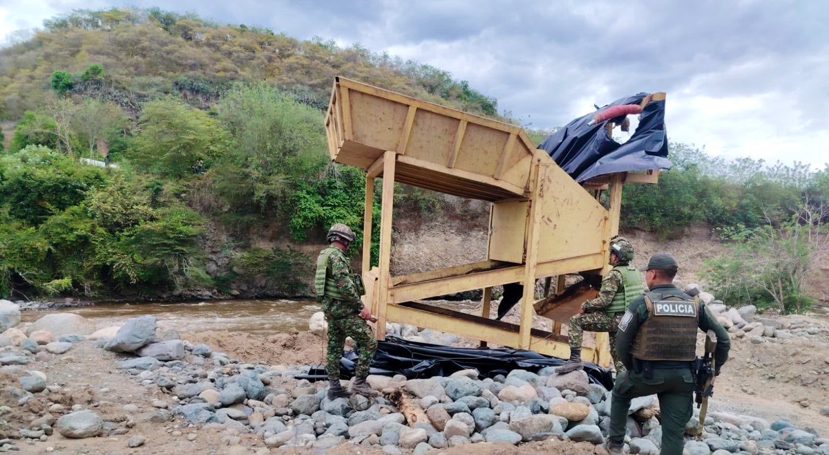 Ejercito_Div3's tweet photo. #EsNoticia | En desarrollo de operaciones contra la explotación ilícita de yacimientos mineros, soldados del Batallón de Ingenieros de Combate N.° 23, de la #Brigada23, en coordinación con la @PoliciaColombia, destruyeron una unidad de producción minera ilegal en zona rural de La Unión, #Nariño, que al parecer pertenecería al grupo armado  ELN, Frente Manuel Vásquez Castaño.

La infraestructura clandestina era utilizada para la extracción ilícita de oro y tendría la capacidad de producir aproximadamente 300 gramos del mineral mensuales. Durante la operación también fueron recuperadas dos motocicletas que habían sido reportadas como hurtadas.

Con este resultado se afectan las finanzas criminales de esta estructura en más de 132 millones de pesos y se contribuye a la protección de los recursos naturales. 

#NuestroCompromisoEs🇨🇴
