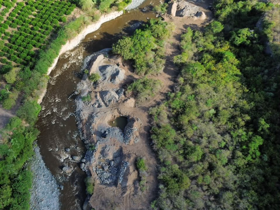 Ejercito_Div3's tweet photo. #EsNoticia | En desarrollo de operaciones contra la explotación ilícita de yacimientos mineros, soldados del Batallón de Ingenieros de Combate N.° 23, de la #Brigada23, en coordinación con la @PoliciaColombia, destruyeron una unidad de producción minera ilegal en zona rural de La Unión, #Nariño, que al parecer pertenecería al grupo armado  ELN, Frente Manuel Vásquez Castaño.

La infraestructura clandestina era utilizada para la extracción ilícita de oro y tendría la capacidad de producir aproximadamente 300 gramos del mineral mensuales. Durante la operación también fueron recuperadas dos motocicletas que habían sido reportadas como hurtadas.

Con este resultado se afectan las finanzas criminales de esta estructura en más de 132 millones de pesos y se contribuye a la protección de los recursos naturales. 

#NuestroCompromisoEs🇨🇴