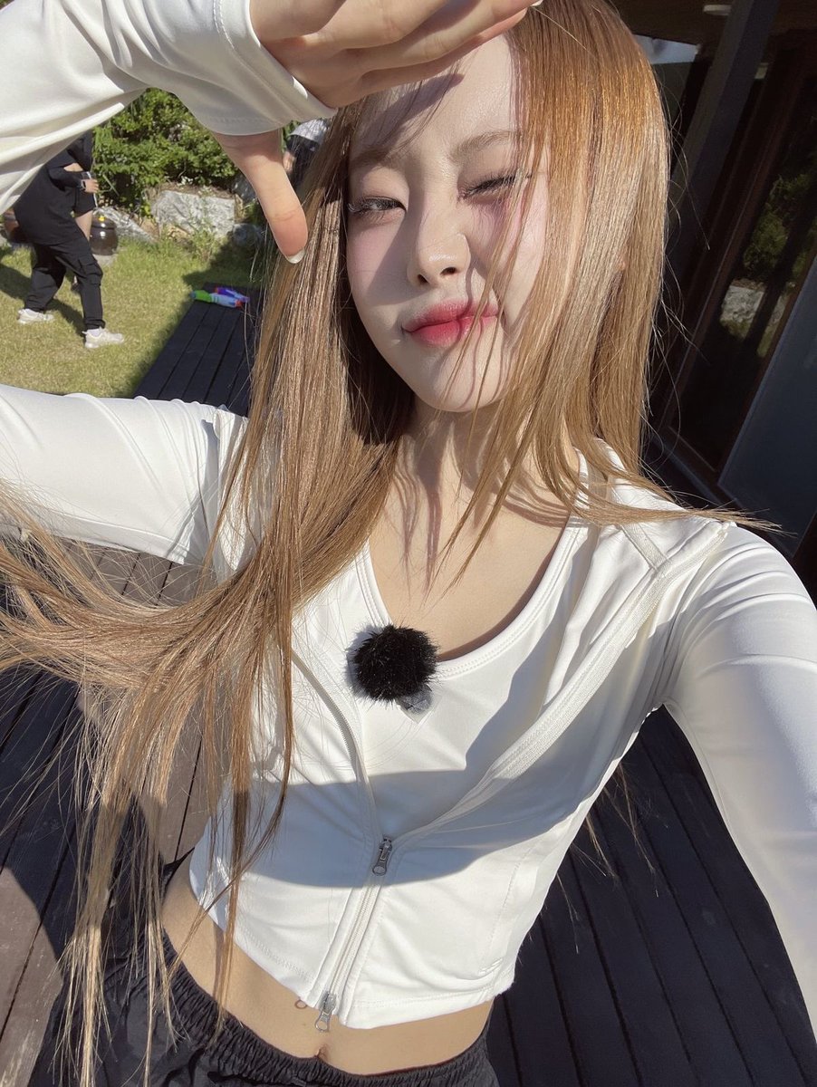 sheoned's tweet photo. my biases’ best looks (i have a type) https://t.co/BDJwDkcmiX