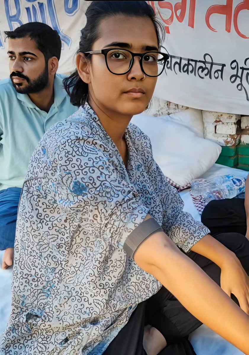 Nargis_Bano78's tweet photo. सोनम वांगचूक के बाद JNU की छात्रा नेहा बोरा को लेकर अब बहुत बड़ी खबर , नेहा कभी भी कोमा में जा सकती है या उसकी मौत हो सकती है ,

मुंबई से आयी एक 40 साल अनुभव वाली डॉक्टर अंजलि छाबड़िया ने नेहा बोरा का चेक अप किया , ब्लड शुगर चेक किया , जिसके बाद डॉक्टर नेहा की रिपोर्ट देखकर हैरान रह गयी ,

डॉक्टर अंजलि छाबड़िया ने बताया कि अगर नेहा ने अपनी भूख हड़ताल खत्म नहीं की तो नेहा की जिंदगी खत्म हो सकती है , या फिर वो कोमा में जा सकती है , क्यूंकि नेहा का इम्युनिटी एक दम लो हो चुकी है , यूरिक एसिड बहुत हाई हो गया है , ब्लड शुगर काफी कम होने की वजह से अब उसके शरीर में इन्फेक्शन होने का खतरा बढ़ गया है , 

सोनम वंगचूक और नेहा की हालत इस समय काफी खराब है अगर 2 - 3 दिन में नेहा और सोनम वंगचूक ने भूख हड़ताल खत्म नहीं की तो देश का बहुत बड़ा नुकसान हो जायेगा , सोनम वंगचूक जैसे महान वैज्ञानिक ने इस प्रदर्शन में अपनी जान गंवा दी तो समझ लेना , भारत में लोकतान्त्रिक प्रदर्शन से लोगो का भरोसा उठ जायेगा , 

हम सोनम वंगचूक और नेहा बोरा की अच्छी सेहत की कामना करते है ,