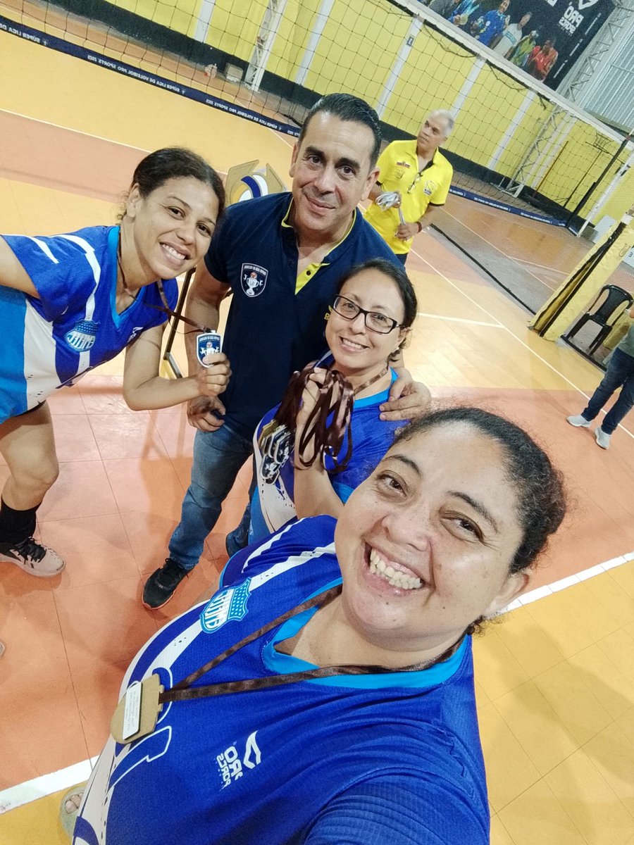 csevoleibol's tweet photo. El mes pasado culminó el torneo de apertura de la SLV (Súper Liga de Voleibol) donde participaron 5 equipos (sistema todos contra todos en la Categoría Máster y Emelec obtuvo el 3er lugar 🏆🥉 ganando 2 sets a 0 a UVIV, felicitamos a nuestras jugadoras por el título obtenido https://t.co/5KHQ9koVrm