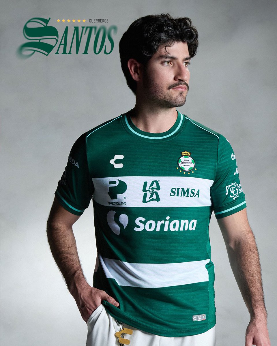 CharlyFutbol's tweet photo. Hay un verde que no existe en ningún otro lugar. Es el que nace entre el sol de la Comarca, el desierto y las noches que hacen temblar el Corona. Hoy vuelve a nuestro pecho para recordarnos que significa ser Guerrero… #PORTITODOSINTINADA #Santos #Jersey #AP2026 #Local https://t.co/L5X2c1CEL3