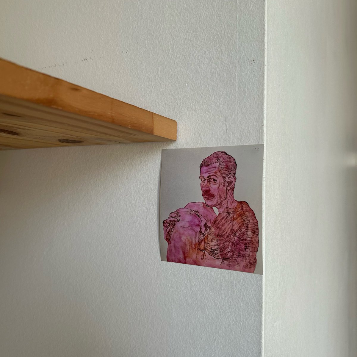 neonhell's tweet photo. le mec qui effectue notre état des lieux de sortie qui bug un peu en regardant un pan de mon mur &amp; en fait j'avais oublié de décrocher ça 🤑 https://t.co/V4rx0EFFtV
