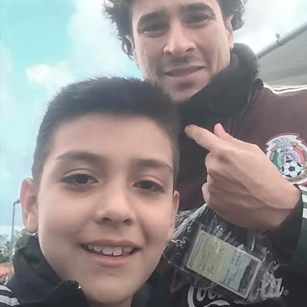 EnsedeCiencia's tweet photo. Hace unos años, Gilberto Mora soñaba con conocer a uno de sus máximos ídolos. Hoy, ese sueño dejó de ser una fotografía imaginaria para convertirse en una realidad: ambos defendieron juntos los colores de la Selección Mexicana, compartiendo entrenamientos, charlas y la pasión por representar al país.

Hay historias que valen más que un trofeo, y esta es una de ellas.