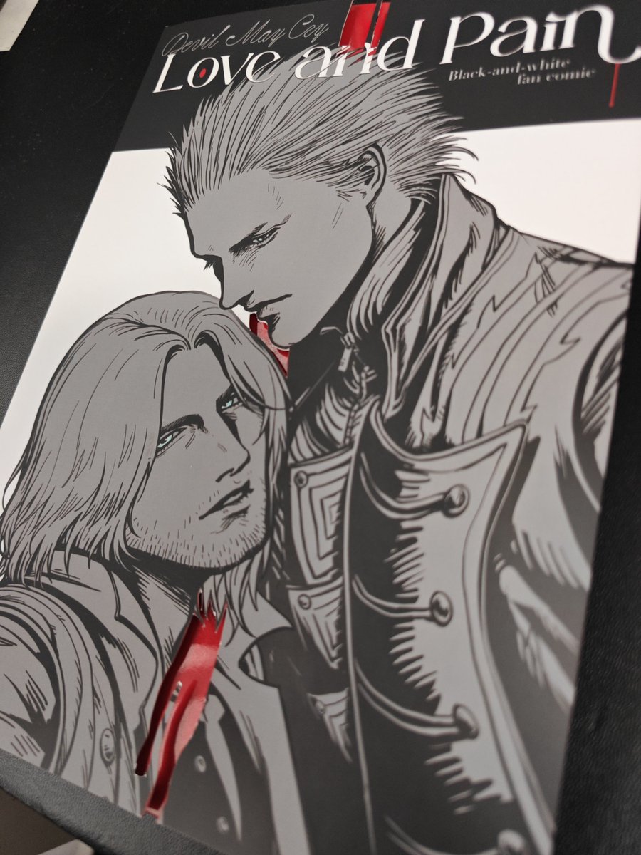 YE79132751's tweet photo. 我漂亮的漫画实物🥰外封镂空露出底下内封带光泽的鲜红色就像一汪血水🩸 https://t.co/G595xUAK5q
