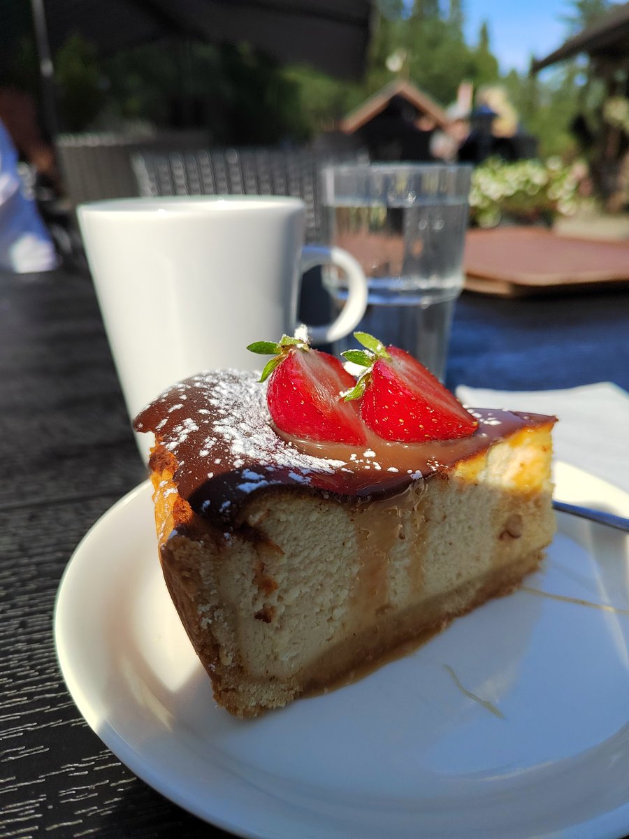 Eltzuvaan's tweet photo. Herkkuhetki Koskicafe Myllyssä Topenolla ihan 54:n varrella. https://t.co/QLnBjMQ75e