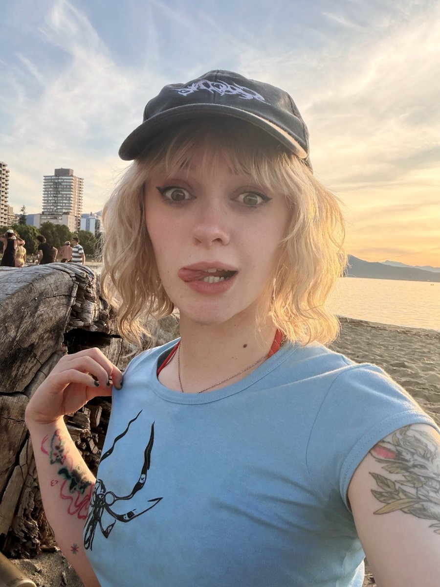 Pierbi827's tweet photo. Would you kiss a trans woman? be honest 🏳️‍⚧️🥰 https://t.co/HcGalmzRuq