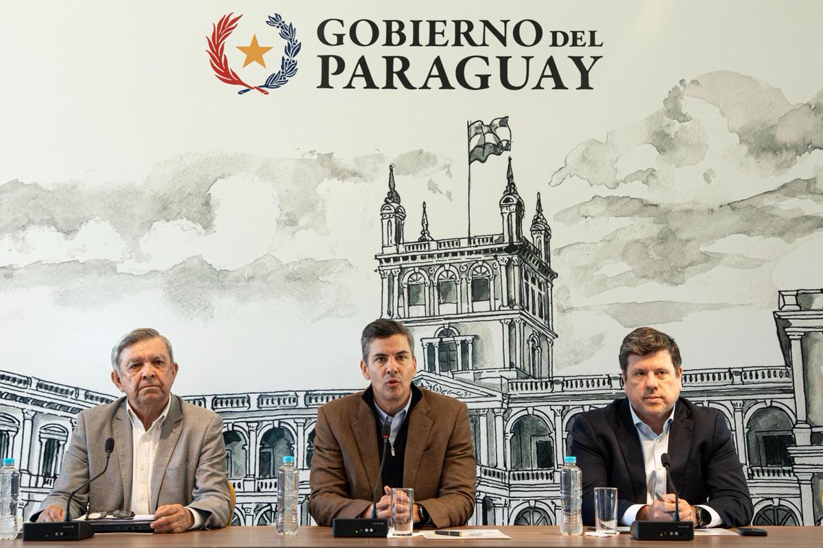 PresidenciaPy's tweet photo. El Presidente de la República, Santiago Peña, encabezó la reunión del Consejo Ejecutivo de Emergencia Nacional para coordinar las acciones preventivas que el Gobierno del Paraguay implementará ante la llegada del fenómeno El Niño. https://t.co/bOXuBIjpZh