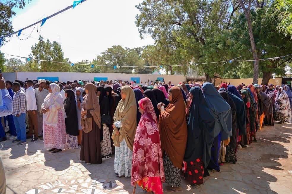 MogadishuMade's tweet photo. Beledweyne officially launches its voter registration campaign! Citizens are lining up to claim their voice and secure their vote. #Hiiraan 🇸🇴🗳️🌴#HirshabelleStateElections #Somalia https://t.co/IElc4v5j2B
