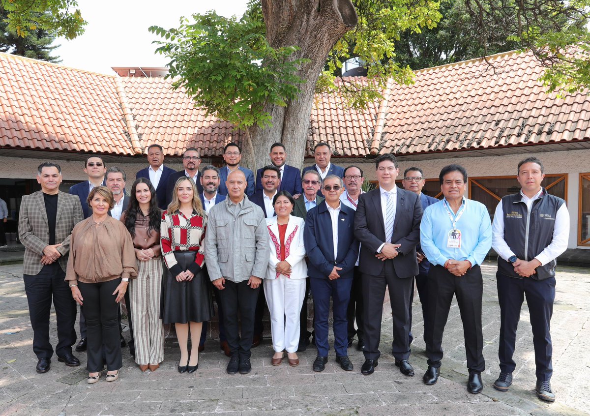 SICTmx's tweet photo. En Michoacán, el secretario de Infraestructura, Comunicaciones y Transportes, Jesús Esteva Medina, se reunió con las y los directores de los Centros SICT del país para revisar los proyectos que se llevan a cabo y continuar en la transformación de México. 🇲🇽🤝👷⚒️🚜 https://t.co/k8qH7kQUBW