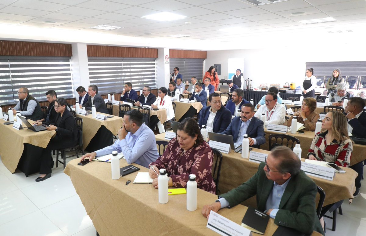 SICTmx's tweet photo. En Michoacán, el secretario de Infraestructura, Comunicaciones y Transportes, Jesús Esteva Medina, se reunió con las y los directores de los Centros SICT del país para revisar los proyectos que se llevan a cabo y continuar en la transformación de México. 🇲🇽🤝👷⚒️🚜 https://t.co/k8qH7kQUBW