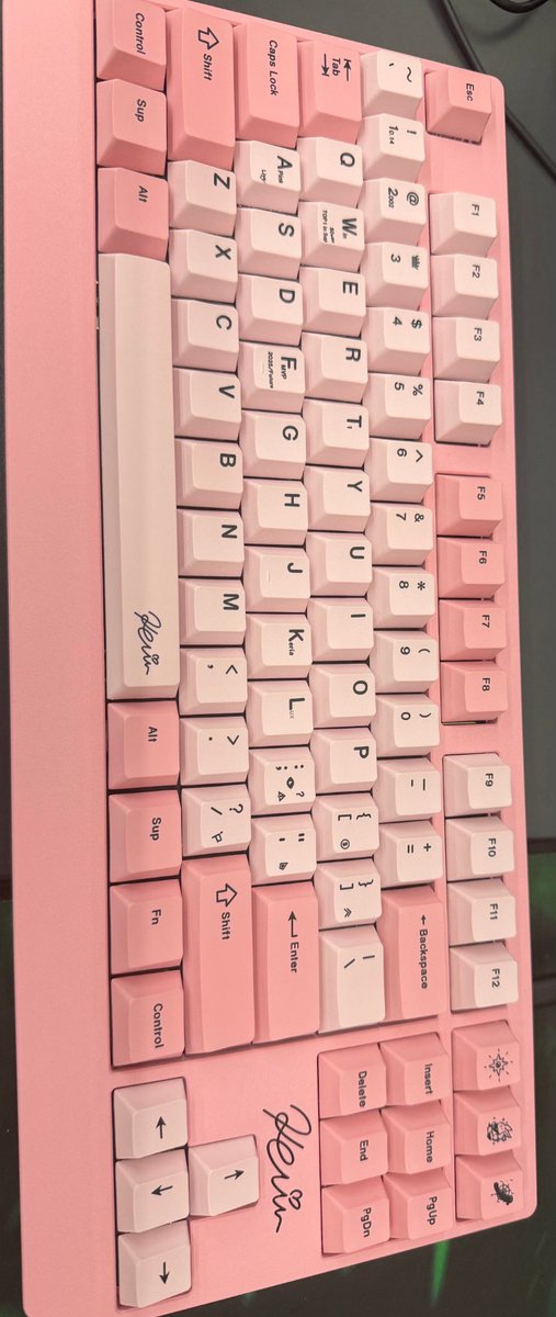 shbxoxo's tweet photo. 💭 260716
2.14AM KST

🐶: *sends picture*
🐶: i'm using it because a place that specializes in custom keyboards made it https://t.co/xBKQPQafCJ
