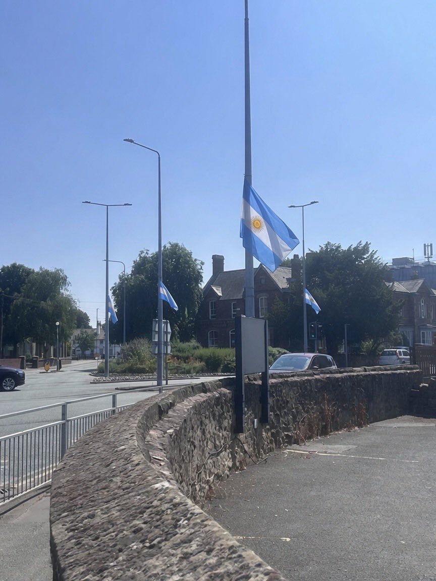 Barras_LATAM's tweet photo. 🏴󠁧󠁢󠁷󠁬󠁳󠁿🇦🇷 Así están las calles de Wrexham ahora, llenas de banderas de Argentina https://t.co/mWWIS4ZYaV
