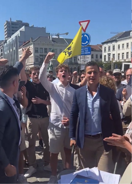 vojber's tweet photo. Etický kodex @mzpcr vs. dnešní skandování zaměstnance MŽP Adama Šejny "Send them back" po boku nejznámějšího evr. pravicového extremisty Martina Sellnera. Další pracovník MŽP František Kubásek na stejné akci čechral "remigrační" plachtu. Ministerstvo jejich chování prověřuje. https://t.co/naHyY28ps1