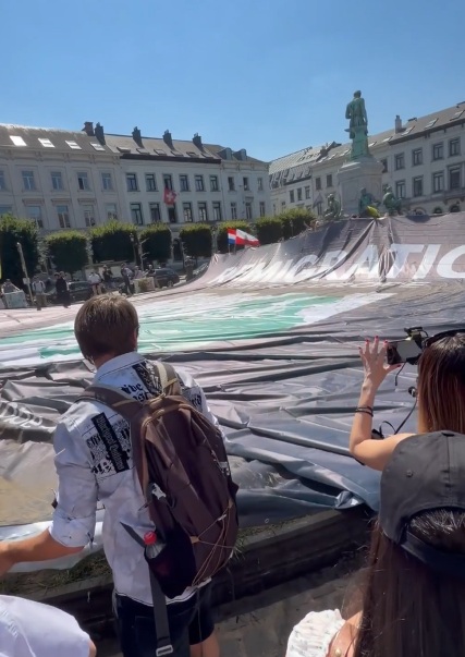 vojber's tweet photo. Etický kodex @mzpcr vs. dnešní skandování zaměstnance MŽP Adama Šejny "Send them back" po boku nejznámějšího evr. pravicového extremisty Martina Sellnera. Další pracovník MŽP František Kubásek na stejné akci čechral "remigrační" plachtu. Ministerstvo jejich chování prověřuje. https://t.co/naHyY28ps1