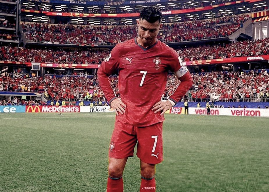 AndreiDubois's tweet photo. El ocaso de Cristiano Ronaldo es el retrato perfecto de una caída sin dignidad. Su fracaso en el Mundial no solo fue evidente, sino que desnudó la triste realidad de un jugador devorado por su propio ego, incapaz de aceptar su suplencia y su irrelevancia en el campo. Terminar desterrado en una liga menor y llorando por los pasillos mientras sus rivales alcanzaban la gloria eterna es el cierre más patético y humillante para alguien que se creía intocable.