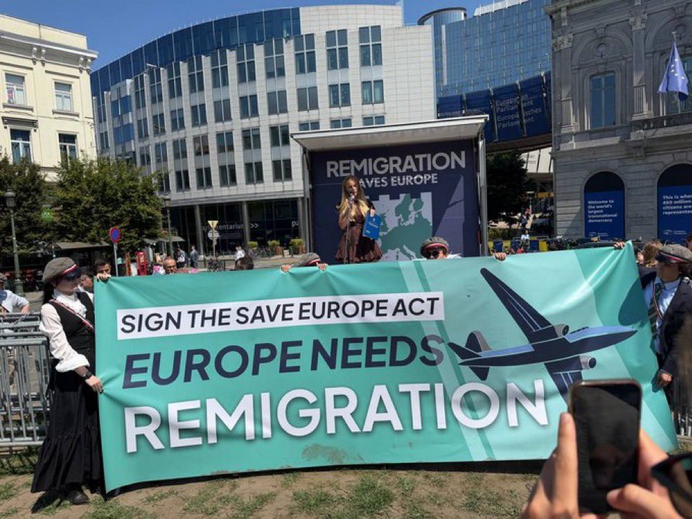 FDW_VB's tweet photo. Samen met @EvaVlaar @MartinSellner_ en @DVanLangenhove de 560.000 handtekeningen voor #remigratie afgegeven in Europees parlement #Brussel De petitie tekenen kan nog steeds via @SaveEuropeAct #RemigrationSavesEurope #SendThemBack https://t.co/f4tQGoDX6r