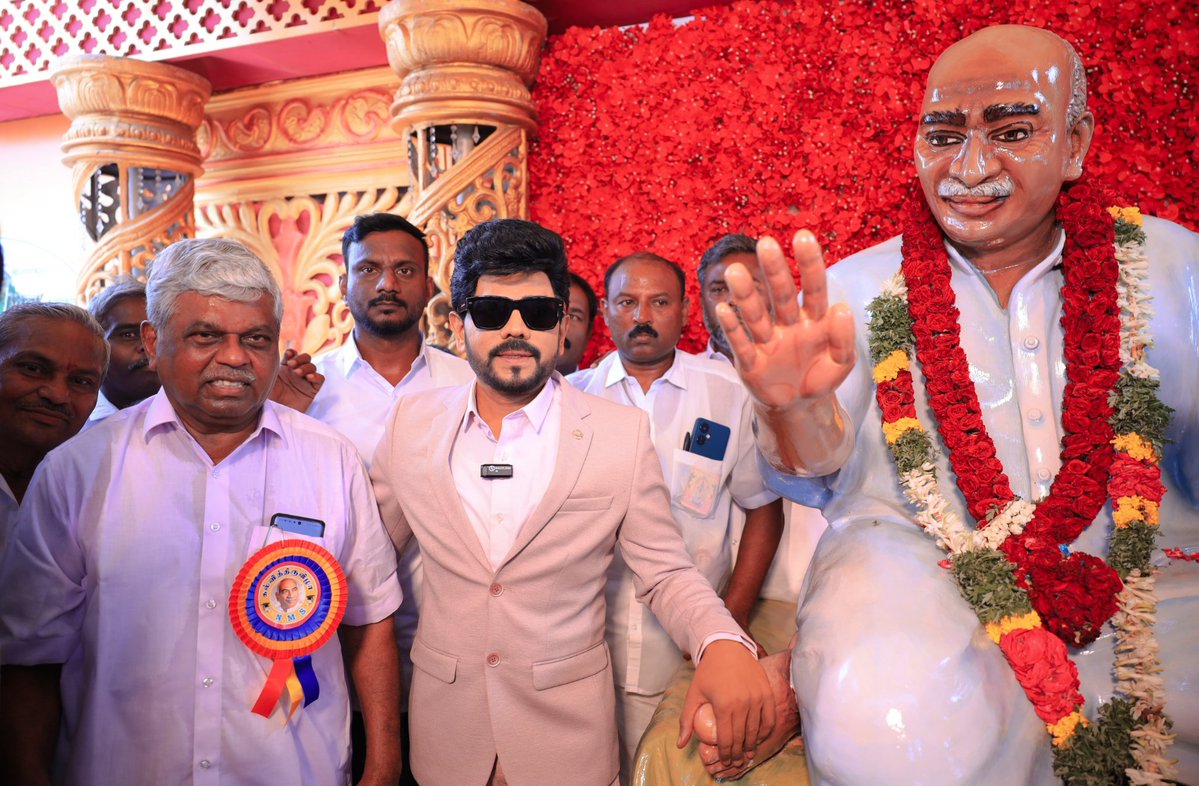 Munish_2025's tweet photo. விருதுநகர் மாவட்டத்தில் நாடார் மகாஜன சங்கம் சார்பில் நடைபெற்ற விழாவில், தயாரிப்பாளர்/நடிகர் லெஜண்ட் சரவணன் கலந்து கொண்டு, பெருந்தலைவர் #காமராஜர் சிலைக்கு மலர் தூவி மரியாதை செலுத்தினார்.

அதனைத் தொடர்ந்து, பல்வேறு பள்ளி நிறுவனங்களில் நடைபெற்ற பேச்சுப் போட்டிகளில் வெற்றி பெற்ற 9 மாணவர்களுக்கு பரிசுகள் வழங்கினார். இதில் முதல் பரிசாக ரூ.50,000, இரண்டாம் பரிசாக ரூ.30,000, மூன்றாம் பரிசாக ரூ.20,000 வழங்கப்பட்டது.

மேலும், பொதுத் தேர்வில் 100% தேர்ச்சி பெற்ற பள்ளி நிர்வாகங்களைச் சேர்ந்த 30 பேருக்கு வெள்ளி ஷீல்டுகள் வழங்கப்பட்டன.

#LegendSaravanan

@yoursthelegend @onlynikil
