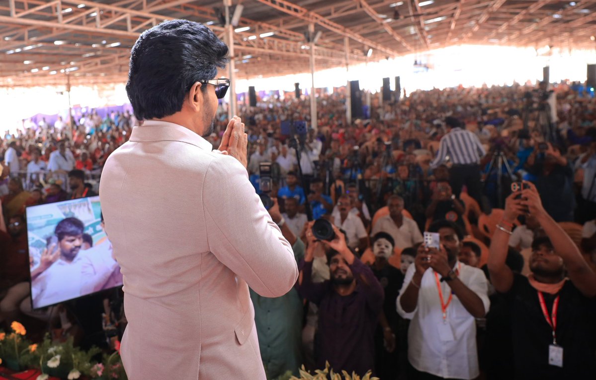 Munish_2025's tweet photo. விருதுநகர் மாவட்டத்தில் நாடார் மகாஜன சங்கம் சார்பில் நடைபெற்ற விழாவில், தயாரிப்பாளர்/நடிகர் லெஜண்ட் சரவணன் கலந்து கொண்டு, பெருந்தலைவர் #காமராஜர் சிலைக்கு மலர் தூவி மரியாதை செலுத்தினார்.

அதனைத் தொடர்ந்து, பல்வேறு பள்ளி நிறுவனங்களில் நடைபெற்ற பேச்சுப் போட்டிகளில் வெற்றி பெற்ற 9 மாணவர்களுக்கு பரிசுகள் வழங்கினார். இதில் முதல் பரிசாக ரூ.50,000, இரண்டாம் பரிசாக ரூ.30,000, மூன்றாம் பரிசாக ரூ.20,000 வழங்கப்பட்டது.

மேலும், பொதுத் தேர்வில் 100% தேர்ச்சி பெற்ற பள்ளி நிர்வாகங்களைச் சேர்ந்த 30 பேருக்கு வெள்ளி ஷீல்டுகள் வழங்கப்பட்டன.

#LegendSaravanan

@yoursthelegend @onlynikil