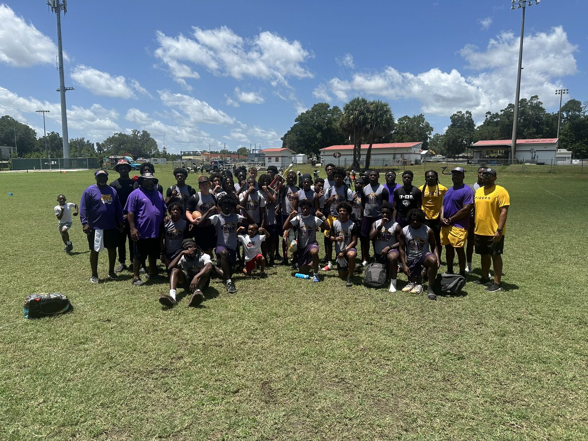 ByJordanKroeger's tweet photo. .@CHSTigerPride_ won today’s 7v7 tournament at Santa Fe. Went 5-0-1 on the day and beat Eastside 15-13 for the title. https://t.co/QBcomgrGez