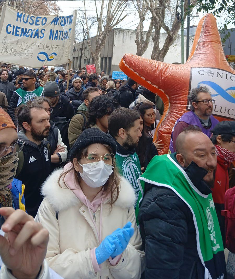 mesa_cytec's tweet photo. MARCHA EN EL POLO CIENTÍFICO
Denunciamos el #cientificidio y los despidos en #CNEA, el recorte presupuestario de casi un 40% y el desmantelamiento del sistema científico público. #CONICET 
#SalamoneRenunciaYa https://t.co/Sie0syPlQm