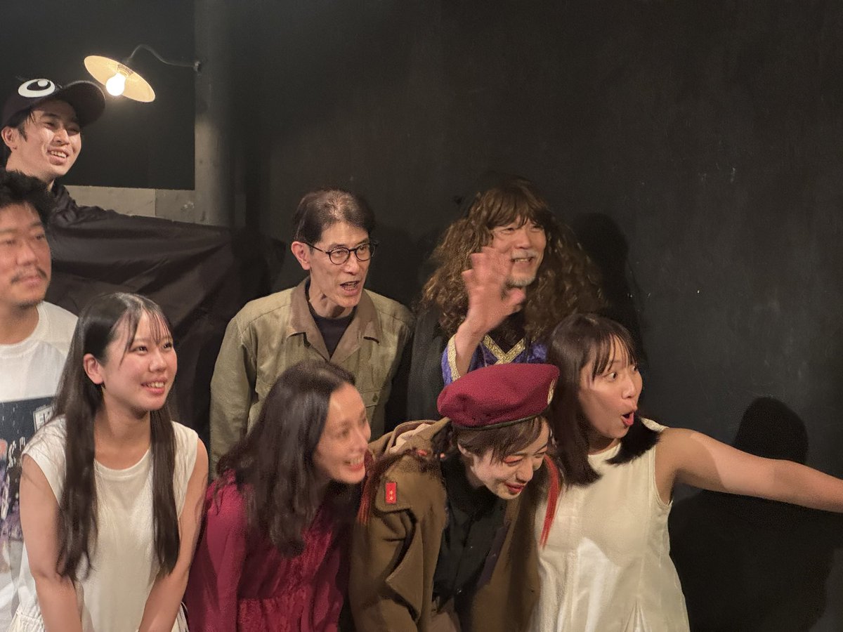 minotty0220's tweet photo. #劇団狼少年 プロデュース
OHKAMI-Label vol.1
『 #元祖惑星地球 
〜この星から消えたもの〜 』
脚本 狼少年 ＠ohkamishownen 
演出 奥津裕也 ＠yuyaokutsu98 

公演終了後の余韻ポスト
お待ちかね？の長文いくよ〜

ストレスゼロ社会👌（言いたいだけ）

隠れ立花ひかり後援会😑
あの選挙ポスター欲しいわ〜

初演は自分が観劇を始める前、記念すべきレーベル初作品は、狼少年が誇る至高のらぶり〜ダブル🫶🫶主演

政見放送での可愛らしさから一転、かと思いきや、ダンプメイク？でも美しさに翳りなしの総統（閣下）こと立花光（奈央さん）

帽子を深く被って顔が見えない時でさえ、美しい立ち姿と真紅な衣装の存在感で、すぐに誰なのかわかってしまう葵軍曹こと白石葵（ゆっきーさん）

光（とびっこ派）が葵を演劇の世界に誘ったことをきっかけに、ともに芸能の世界を目指した親友のふたり
境遇の違いや成功・挫折という対照的な人生はすれ違い、対立関係へ
総統と軍曹になったふたりのビジュアル変わりすぎっ😱と驚くなかれ

若き日のふたりはダブルキャスト
⭐️遠藤佳瑶さんと阿部瑚子

Raven theater place一期生である彼女達は魅力溢れるコンビ
「桜」「ラブ・レター」も印象に残っているのだ
🌙美儀ちゃんと杏樹ちゃん
まさに息ピッタリ、ふざけ合ってノートで叩く音がいい音過ぎる
ohkamiテレビジョンでの飾らない彼女達も大好きだ

ふたりの同級生 工は学生時代から続く仲を拗らせる存在
三角関係なのかは微妙だが、芸能人として売れ始めた葵に口走るクズな台詞が拗れていく関係を助長するのに欠かせない
工・アシタカ・大臣・軍人と様々な役を演じる篠原雅史さんは随所で違った見せ場がある✨

ストレスゼロ社会👌（言いたいだけ）

野口博士はシングルキャスト
研究熱心で従順なフリをしているが権力を巧妙に操る陰の首謀者
やるな、マミマミ
ツインテールきゃわっ🤭

そんな野口の遠い親戚 プルプルしている感情がない男スティーブ小保方（裕也さん）がお気に入りの人も多かろう
閣下思いの忠実な秘書 安藤（⭐️ふみふみ🌙髙田衿奈さん）との懐かしの昭和コントな絡み（遠慮する必要はないのだ🤭）や、閣下の感情を消すレッスン中に衝撃の最後🔫を遂げる彼
リピ観したので完コピできるけど、文字数都合で略式で再現

吐いて〜吸って吐いて〜
西武秩父、東武板橋
飛騨高山、高山、ドン・フライ
あの闘いは凄かったですね←不要
土踏まず、扁平足
お母さん、ボク扁平足だと思ったけど、土踏まずあったよー
あったよー

こんなコミカルなやり取りもある一方で、落ちぶれた光の父役として、娘の頭を叩くシーンはリアルにバイオレンス（決してハリセンの鬱憤をここで晴らしている訳ではない）

ストレスゼロ社会👌（言いたいだけ）

レジスタンス「大輪の華」のメンバーは真面目なのか怠惰なのかよくわからん憎めない奴らだ
2時間睡眠で頑張っているくせに、葵を救出に出掛けるのを渋る鉄夫（裕也さん）の二面性うぇーい😑
ゆっきーさんから肩にアゴ乗せられたり、タンメン張り手されたり、M気質にはたまらんっ
懐かしいじゃない、できるじゃない、Sense of Truth（言いたいだけ）

膝の皿が割れた文太や意外に紳士なキャバ嬢のお客、そしてなぜか似合っている魔女を演じる高原敏明さんは年の功と言うべきか、とても味がある役者だ✨
💩もとい 生き別れた母親との渾身のマテリアルコミュニケーションに711が泣いた🙄
嘘ついてんじゃねーぞ、この野郎

ストレスゼロ社会👌（言いたいだけ）

作品テーマは 心 や 感情
目には見えないが、人間らしさの象徴ともいえるもの

辛く悲しいことがあった時、感情なんてなければいいのに、と考えることは不思議ではないけれど、感情がなくなる前の思い出まで消えることは決してないのかもしれない

葵の死後、魂が抜けたようになってしまう光に寄り添う安藤
政府に囚われた葵と会話している彼女こそ、葵と光の思い出の残滓
ふみふみも衿奈さんも知的で気が強そうだけど根は優しい安藤がとてもハマっていた

閣下を筆頭にしてビジュアルのインパクトが強いので、一歩間違うと、作品テーマが薄れてしまいそうな印象はあったのだけれど、役作りに苦しんだ奈央さんと、その苦労を一番近くで共有した ゆっきーさんとのリアルな絆が作り上げた名作

忘れてはならないのは、「ミンミと不思議森」という絵本
杏樹ちゃんのイラストセンス✨
そして舞台としての「ミンミと不思議森」の歌唱パートめっちゃ好き🤗
歌姫 美儀ちゃんのソロはなかったけど、ゆっきーさん歌うま🐴

坂井達也さんのウッディの佇まい、めっちゃ絵本の世界観にピッタリ🍎

総括すると、アズラク アズラク ビルニーラ☝️

ストレスゼロ社会👌（言いたいだけ）

感情がなかったら、観劇の楽しさもわからない
ストレス発散したいすべての演劇ファンに、平穏と幸福を🙏