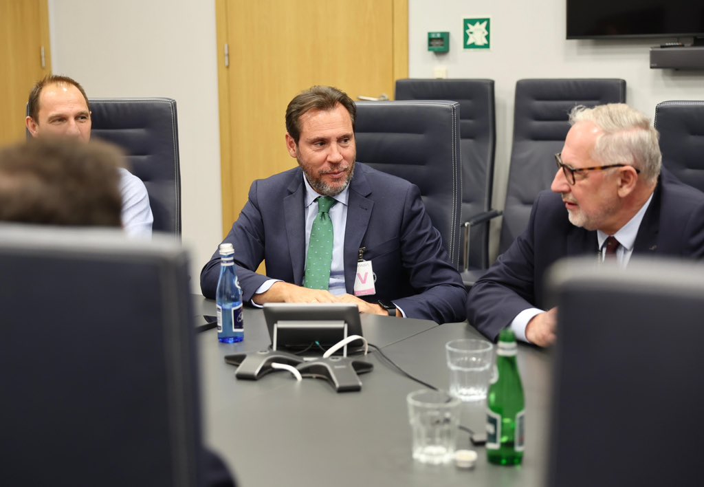 oscar_puente_'s tweet photo. Termina la jornada en Varsovia con la visita a su centro de control aéreo donde Indra aporta sistemas tecnológicos para la gestión del tráfico.

Empresas españolas que son referentes y contribuyen a la coordinación entre centros y torres. https://t.co/SFCKdMuQq7