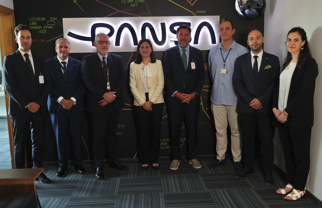 oscar_puente_'s tweet photo. Termina la jornada en Varsovia con la visita a su centro de control aéreo donde Indra aporta sistemas tecnológicos para la gestión del tráfico.

Empresas españolas que son referentes y contribuyen a la coordinación entre centros y torres. https://t.co/SFCKdMuQq7