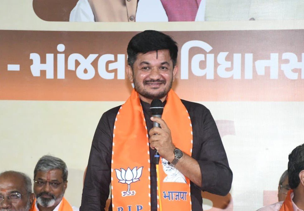 Hitendrasinhbjp's tweet photo. માંજલપુર પેટા ચૂંટણી અંતર્ગત વડોદરા મહાનગરના વોર્ડ નં. 16 થી 19ના શક્તિ કેન્દ્રના સંયોજકો, પ્રવાસી શક્તિ કેન્દ્રના ઇન્ચાર્જ તેમજ સહ-ઇન્ચાર્જ સાથે બેઠક યોજી.

બેઠકમાં સંગઠનાત્મક સંવાદ, ચૂંટણીલક્ષી વ્યૂહરચના તથા દરેક મતદાર સુધી અસરકારક સંપર્ક સુનિશ્ચિત કરવા અંગે માર્ગદર્શન આપ્યું. https://t.co/pJCDmNa7Ht